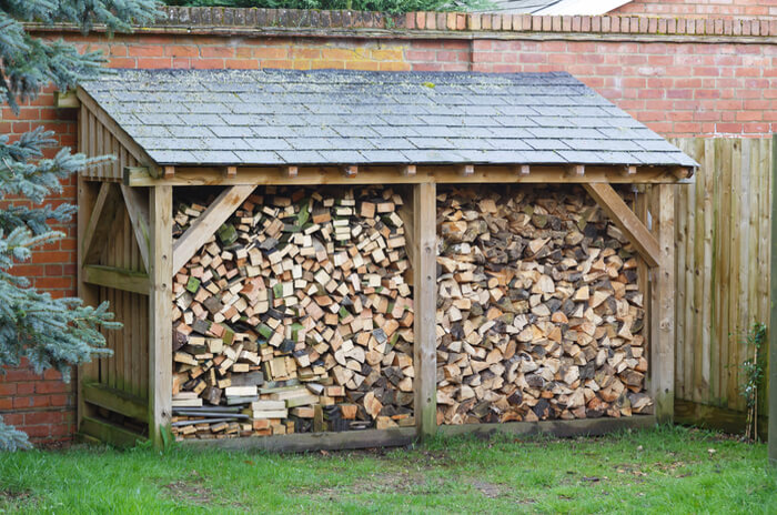 Abris-bois extérieur pour améliorer la qualité du bois de chauffage