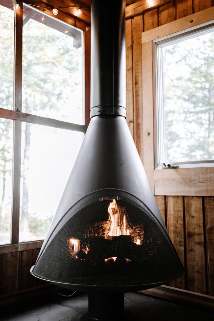 poêle à granulés noir dans maison en bois