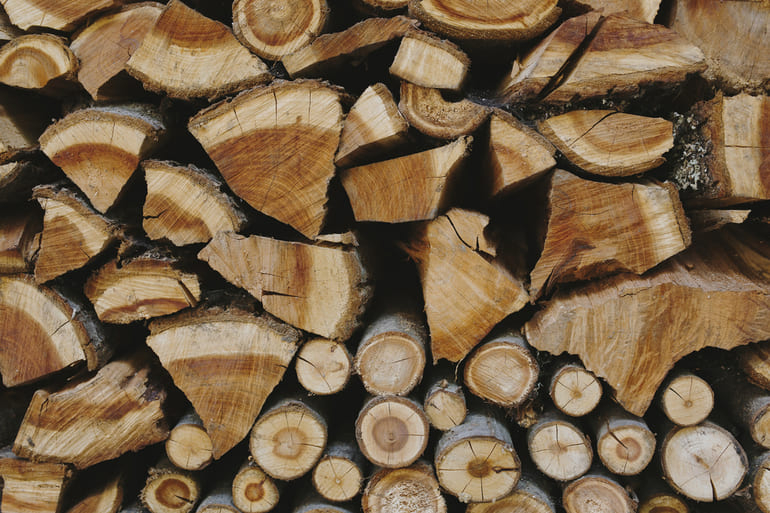 bois de chauffage empilé