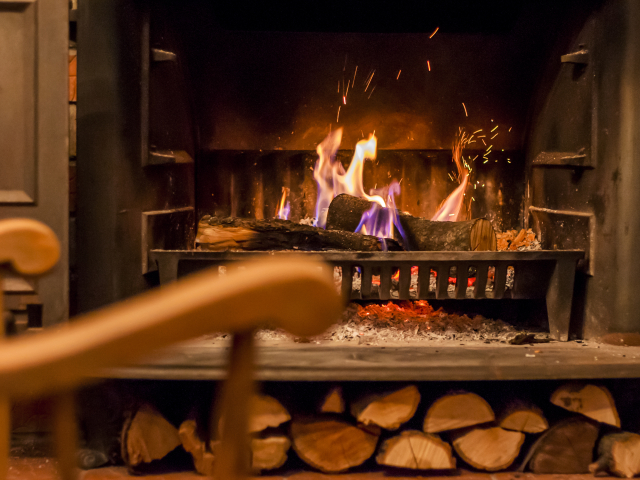 Ramonage de poêle à bois : à quelle fréquence et comment faire ?