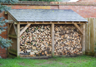 Construire un abri de bois de chauffage : conseils pratiques et étapes de construction