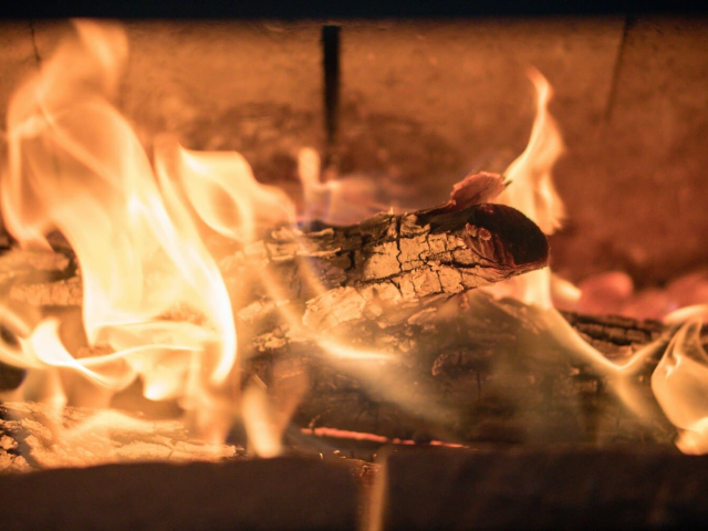 Que choisir entre un poêle à bois et à granulés ?